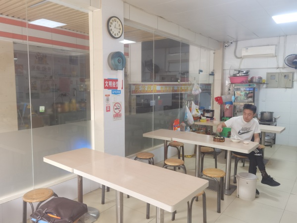 岳麓区地铁口奥克斯万达广场旁临街餐饮店优价转让M5103 岳麓区地铁口奥克斯万达广场旁临街餐饮店优价转让M5103