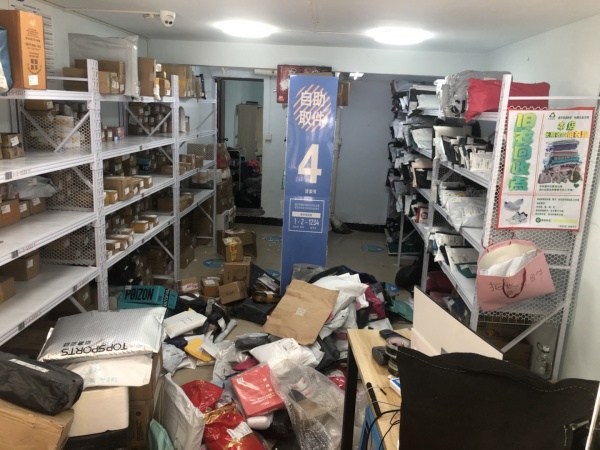 7万急转成熟小区无押金日均1千兔喜生活中通驿站转让Y5102 7万急转成熟小区无押金日均1千兔喜生活中通驿站转让Y5102