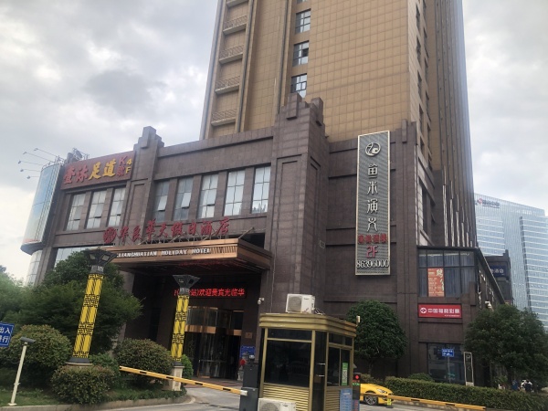 龙华地铁口华天酒店旁100平临街旺铺房东直租Y5204 龙华地铁口华天酒店旁100平临街旺铺房东直租Y5204