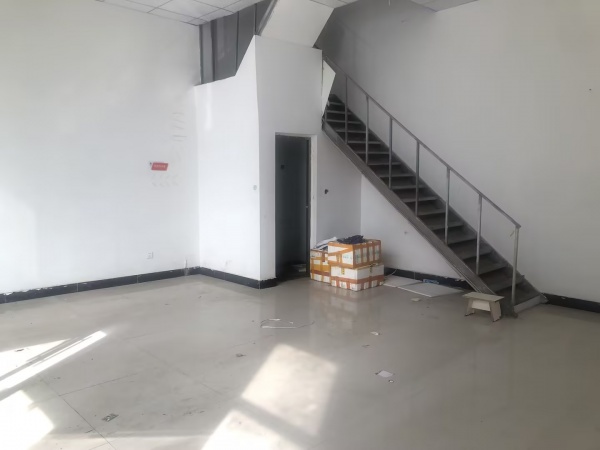 龙华地铁口华天酒店旁100平临街旺铺房东直租Y5204 龙华地铁口华天酒店旁100平临街旺铺房东直租Y5204