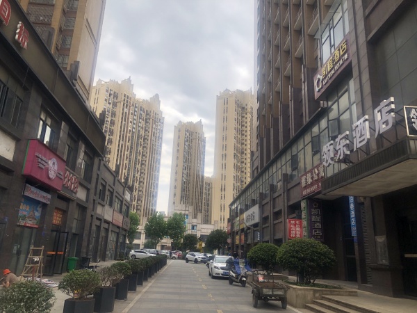 龙华地铁口华天酒店旁100平临街旺铺房东直租Y5204 龙华地铁口华天酒店旁100平临街旺铺房东直租Y5204