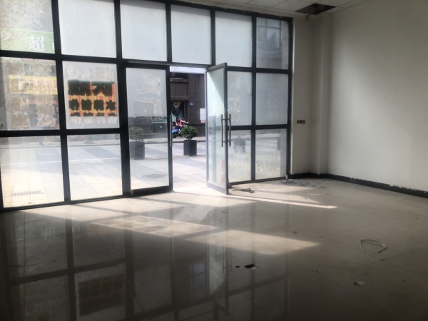 龙华地铁口华天酒店旁100平临街旺铺房东直租Y5204 龙华地铁口华天酒店旁100平临街旺铺房东直租Y5204
