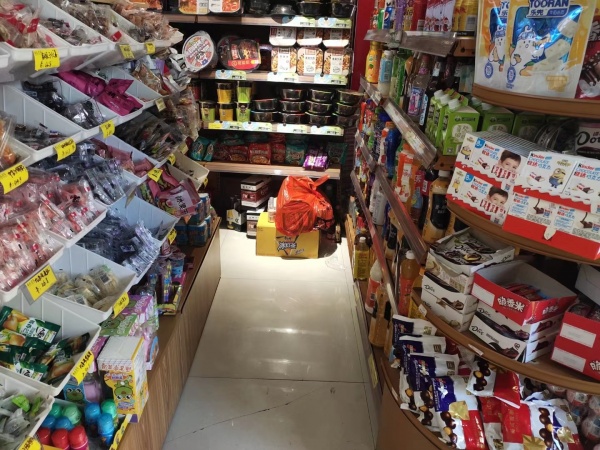 学校门口小区旁边7000营业额品牌零食店转让M5211 学校门口小区旁边7000营业额品牌零食店转让M5211