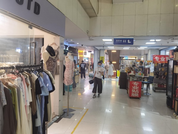 黄兴路步行街商场电梯口服装店低价转让,先到先得Y5228 黄兴路步行街商场电梯口服装店低价转让,先到先得Y5228