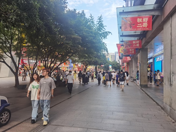 黄兴路步行街商场电梯口服装店低价转让,先到先得Y5228 黄兴路步行街商场电梯口服装店低价转让,先到先得Y5228