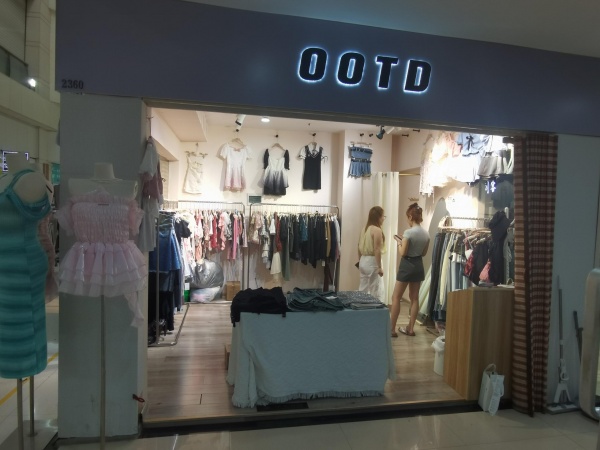 黄兴路步行街商场电梯口服装店低价转让,先到先得Y5228 黄兴路步行街商场电梯口服装店低价转让,先到先得Y5228