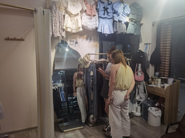 黄兴路步行街商场电梯口服装店低价转让,先到先得Y5228 黄兴路步行街商场电梯口服装店低价转让,先到先得Y5228