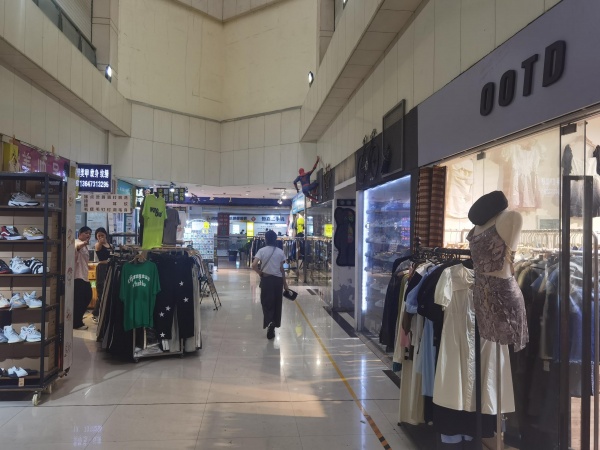 黄兴路步行街商场电梯口服装店低价转让,先到先得Y5228 黄兴路步行街商场电梯口服装店低价转让,先到先得Y5228