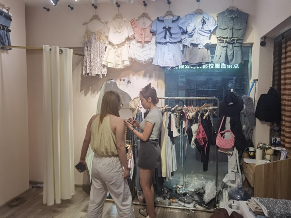 黄兴路步行街商场电梯口服装店低价转让,先到先得Y5228 黄兴路步行街商场电梯口服装店低价转让,先到先得Y5228