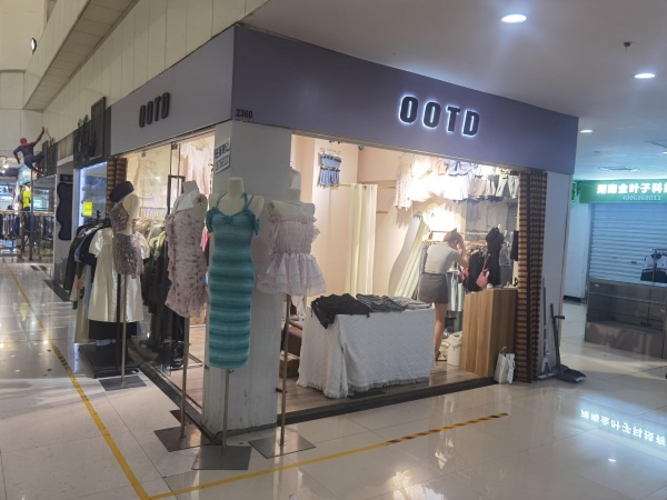 黄兴路步行街商场电梯口服装店低价转让,先到先得Y5228 黄兴路步行街商场电梯口服装店低价转让,先到先得Y5228