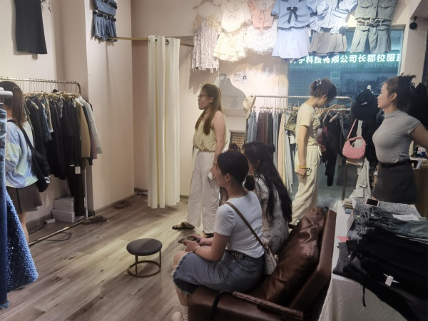 黄兴路步行街商场电梯口服装店低价转让,先到先得Y5228 黄兴路步行街商场电梯口服装店低价转让,先到先得Y5228