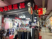 急急急！金苹果大市场电梯口服装店优价转让Y610