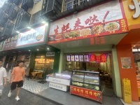 汽车西站斑马线旁边人流极大30平小吃店好位置空转Y674