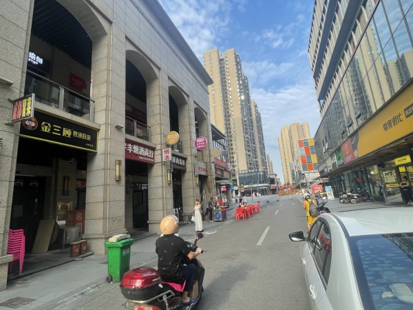 捡漏白菜价转让 大型小区出入口临街冒菜店,可空转y676 捡漏白菜价转让 大型小区出入口临街冒菜店,可空转y676