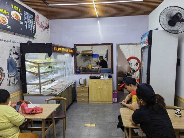 捡漏白菜价转让 大型小区出入口临街冒菜店,可空转y676 捡漏白菜价转让 大型小区出入口临街冒菜店,可空转y676