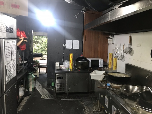 3万捡漏!可空转狮子山大型小区出入口餐饮店低价转让 M6184 3万捡漏!可空转狮子山大型小区出入口餐饮店低价转让 M6184