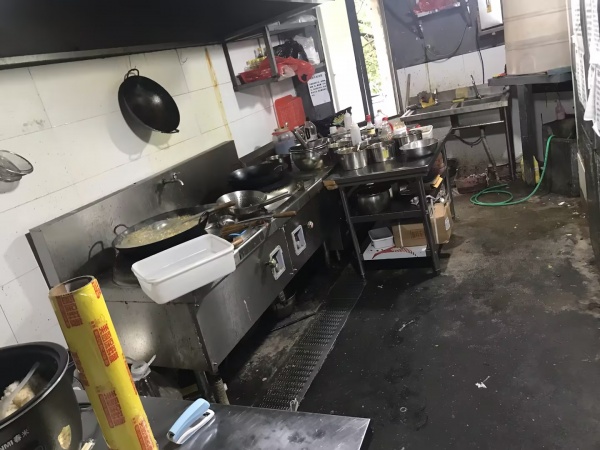 3万捡漏!可空转狮子山大型小区出入口餐饮店低价转让 M6184 3万捡漏!可空转狮子山大型小区出入口餐饮店低价转让 M6184