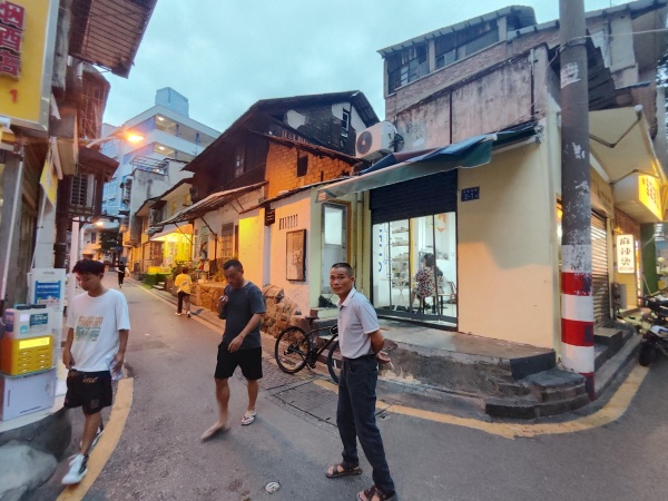 已转)南门口长郡中学50平小吃店空转D6257 已转)南门口长郡中学50平小吃店空转D6257