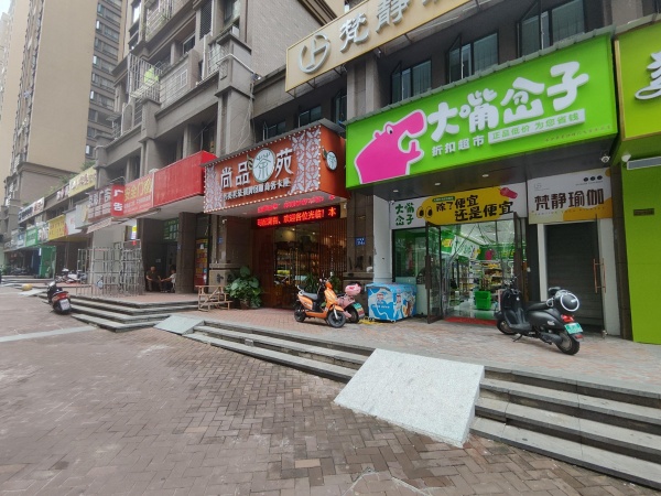 凤凰城小区正门口80平店铺(整转12万,空转3万)M757 凤凰城小区正门口80平店铺(整转12万,空转3万)M757