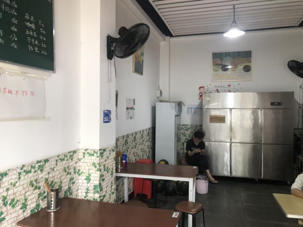 1.68急转可谈开福区月湖大型小区两年临街餐饮店7127 1.68急转可谈开福区月湖大型小区两年临街餐饮店7127