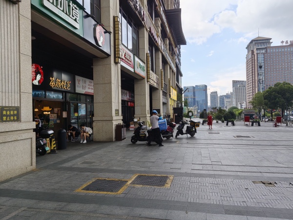 茶颜悦色旁地铁口公交车口公寓楼下55平无行业限制转M733 茶颜悦色旁地铁口公交车口公寓楼下55平无行业限制转M733