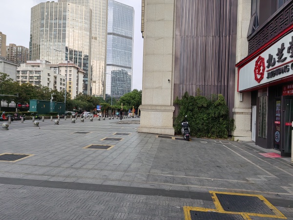 茶颜悦色旁地铁口公交车口公寓楼下55平无行业限制转M733 茶颜悦色旁地铁口公交车口公寓楼下55平无行业限制转M733