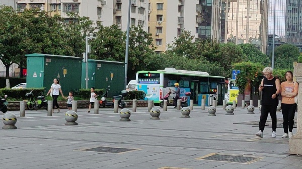 茶颜悦色旁地铁口公交车口公寓楼下55平无行业限制转M733 茶颜悦色旁地铁口公交车口公寓楼下55平无行业限制转M733