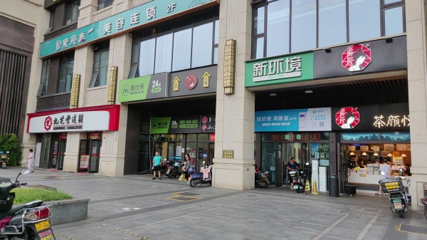 茶颜悦色旁地铁口公交车口公寓楼下55平无行业限制转M733 茶颜悦色旁地铁口公交车口公寓楼下55平无行业限制转M733