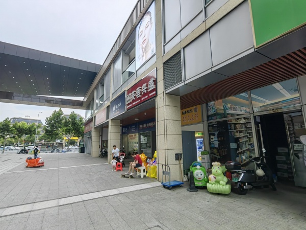 直租 九年制学校旁成熟小区大门口临街(价格可谈)M803 直租 九年制学校旁成熟小区大门口临街(价格可谈)M803