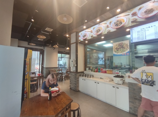 高档公寓写字楼下临街地铁口黄JIN拐角餐饮粉面转让Y8163 高档公寓写字楼下临街地铁口黄JIN拐角餐饮粉面转让Y8163