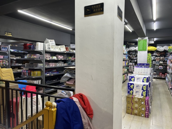 Y8175地铁口小区进出口拐角位置日营业2万左右超市优价转让 Y8175地铁口小区进出口拐角位置日营业2万左右超市优价转让