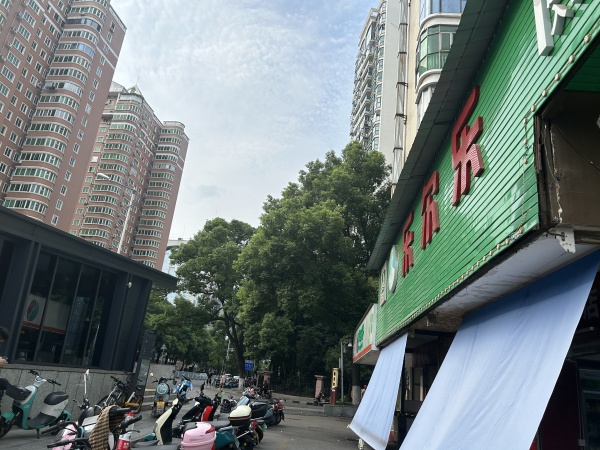 Y8175地铁口小区进出口拐角位置日营业2万左右超市优价转让 Y8175地铁口小区进出口拐角位置日营业2万左右超市优价转让