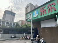 Y8175地铁口小区进出口拐角位置日营业2万左右超市优价转让