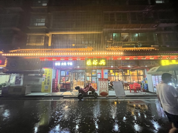 Y8195地铁口日营万元粉面盖码餐饮店优价转让 Y8195地铁口日营万元粉面盖码餐饮店优价转让