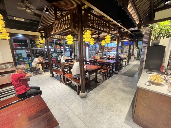 Y8195地铁口日营万元粉面盖码餐饮店优价转让 Y8195地铁口日营万元粉面盖码餐饮店优价转让