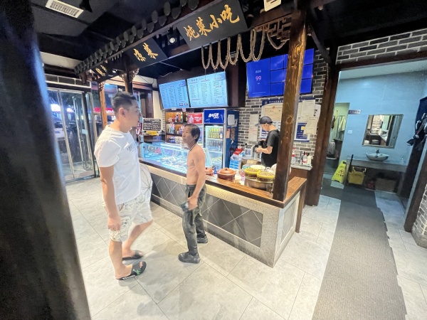 Y8195地铁口日营万元粉面盖码餐饮店优价转让 Y8195地铁口日营万元粉面盖码餐饮店优价转让