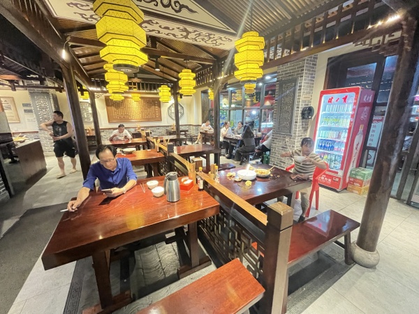 Y8195地铁口日营万元粉面盖码餐饮店优价转让 Y8195地铁口日营万元粉面盖码餐饮店优价转让