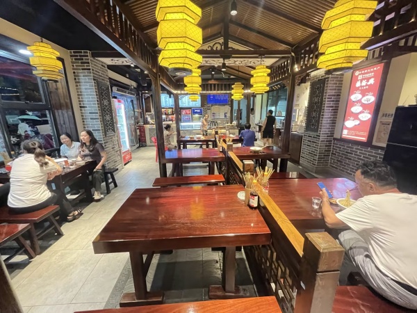 Y8195地铁口日营万元粉面盖码餐饮店优价转让 Y8195地铁口日营万元粉面盖码餐饮店优价转让