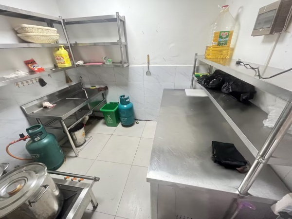 M9162 南门口地铁口附近12平小吃店优价转让 M9162 南门口地铁口附近12平小吃店优价转让