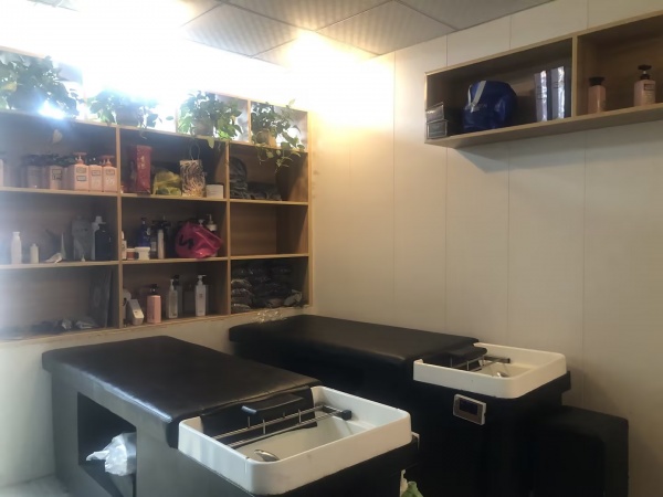 M9169 水利水电学校泉塘小区出入口60平临街美发店低价转让(可空转) M9169 水利水电学校泉塘小区出入口60平临街美发店低价转让(可空转)