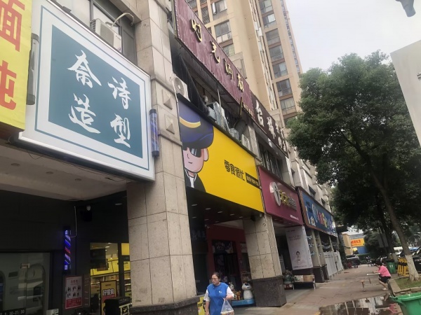 M9169 水利水电学校泉塘小区出入口60平临街美发店低价转让(可空转) M9169 水利水电学校泉塘小区出入口60平临街美发店低价转让(可空转)