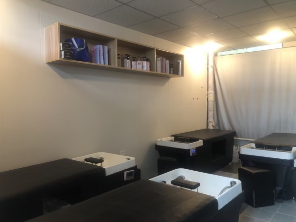 M9169 水利水电学校泉塘小区出入口60平临街美发店低价转让(可空转) M9169 水利水电学校泉塘小区出入口60平临街美发店低价转让(可空转)