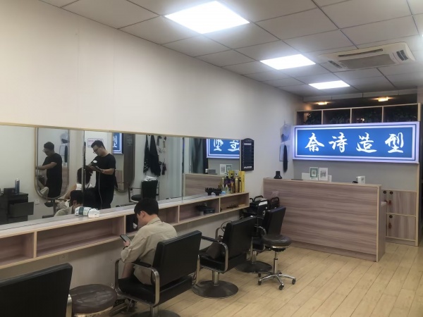 M9169 水利水电学校泉塘小区出入口60平临街美发店低价转让(可空转) M9169 水利水电学校泉塘小区出入口60平临街美发店低价转让(可空转)