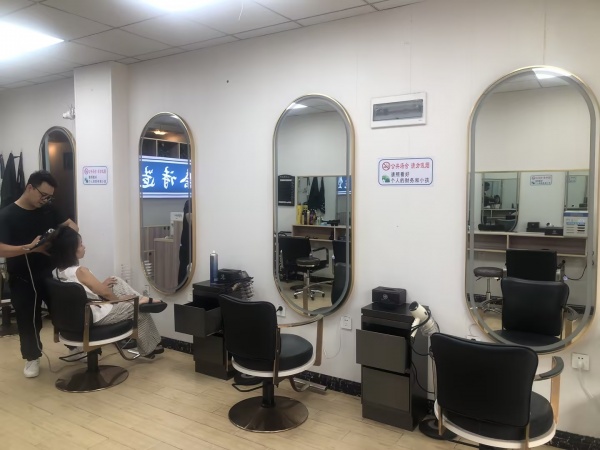 M9169 水利水电学校泉塘小区出入口60平临街美发店低价转让(可空转) M9169 水利水电学校泉塘小区出入口60平临街美发店低价转让(可空转)