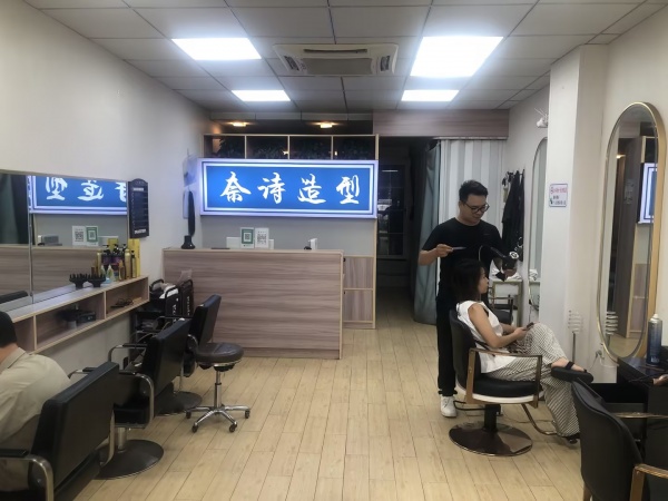 M9169 水利水电学校泉塘小区出入口60平临街美发店低价转让(可空转) M9169 水利水电学校泉塘小区出入口60平临街美发店低价转让(可空转)