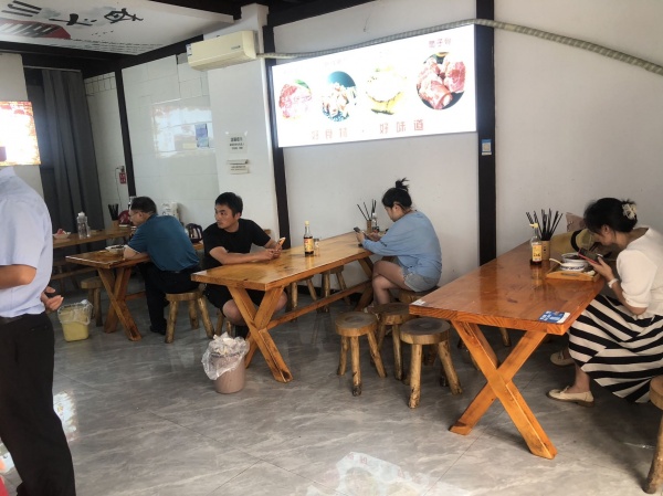 M9208 理工大学创世纪广场临街餐饮粉面馆低价转让 M9208 理工大学创世纪广场临街餐饮粉面馆低价转让