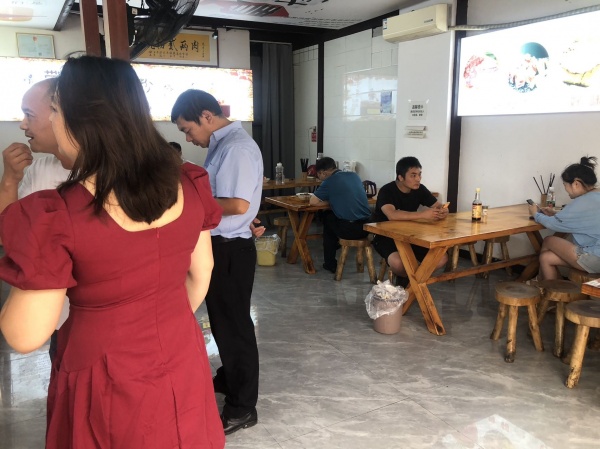 M9208 理工大学创世纪广场临街餐饮粉面馆低价转让 M9208 理工大学创世纪广场临街餐饮粉面馆低价转让