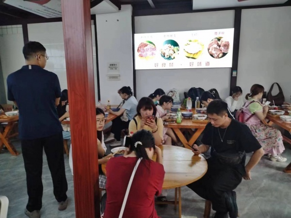 M9208 理工大学创世纪广场临街餐饮粉面馆低价转让 M9208 理工大学创世纪广场临街餐饮粉面馆低价转让