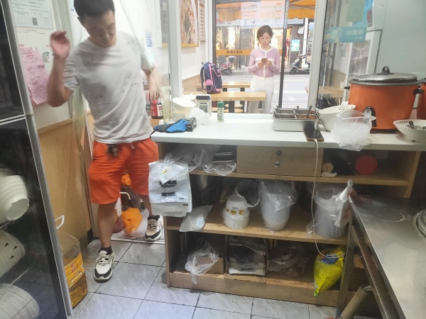 Y9216北路小学旁 两所医院小区附近临街品牌馄饨店低价转让 Y9216北路小学旁 两所医院小区附近临街品牌馄饨店低价转让