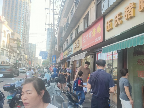 Y9216北路小学旁 两所医院小区附近临街品牌馄饨店低价转让 Y9216北路小学旁 两所医院小区附近临街品牌馄饨店低价转让